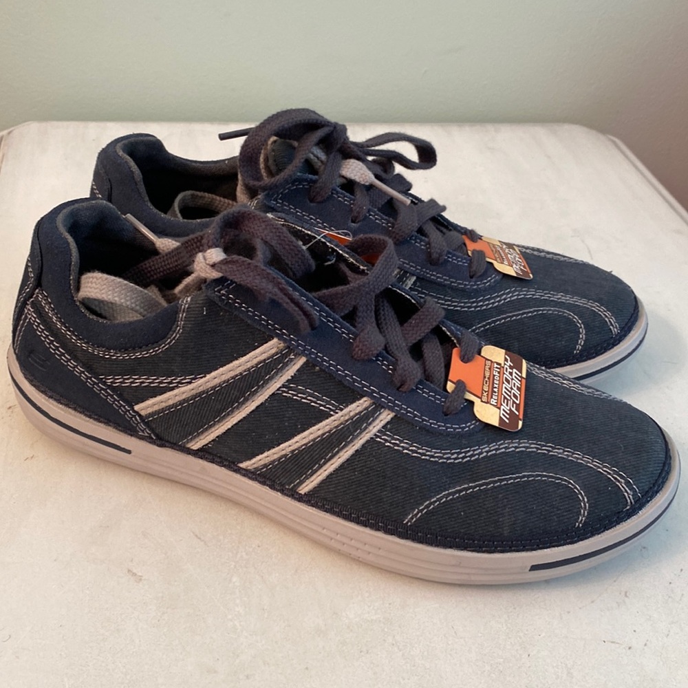 NWT Skechers Relaxed Fit Memory Form shoes